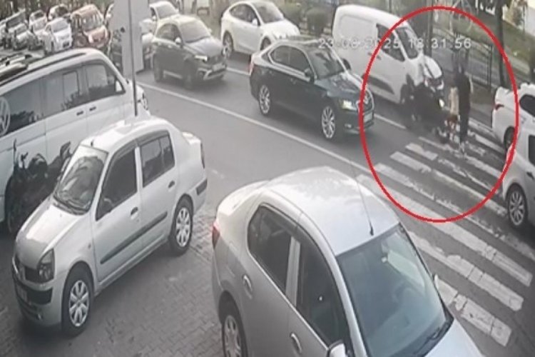 Motosiklet sürücüsü yaya geçidindeki kadına çarptı: 2 yaralı