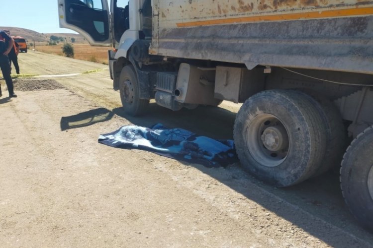 Geri manevra yapan kamyonun altında kalan işçi öldü