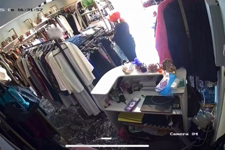 Bursa'da 5 bin liralık gömleği çaldı; o anlar kamerada