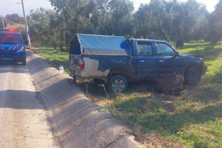 Bursa'da kontrolden çıkan kamyonet zeytin tarlasına uçtu! 2 yaralı...