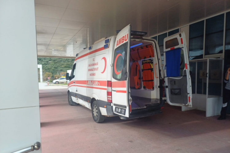 Kontrolden çıkan motosiklet devrildi! Üzerindeki iki kişi yaralandı...