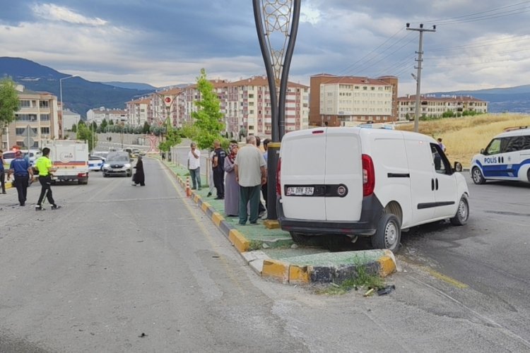 Hafif ticari araçla çarpışan otomobil apartmanın bahçesine uçtu: 3 yaralı