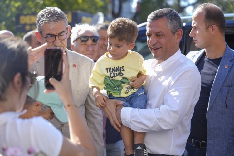 CHP Genel Başkanı Özel, Balıkesir'de ziyaretlerde bulundu