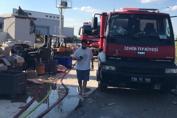 İzmir'de fabrikada başlayıp otluk alana sıçrayan yangın söndürüldü
