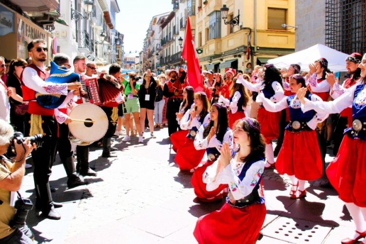 BUÜ Halk Oyunları Topluluğundan "En İyi Performans Yapan Grup" Başarısı