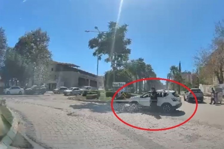 Motosikletin, dönüş yapan otomobille çarpıştığı kaza kamerada
