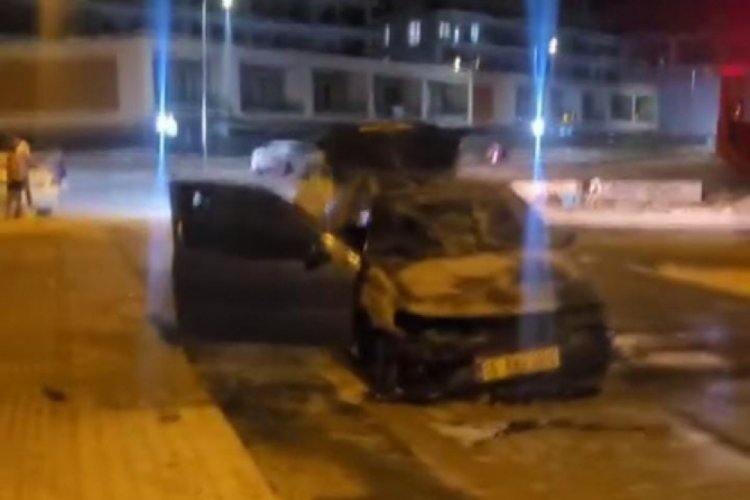 Bursa'da park halindeki otomobil alev aldı!