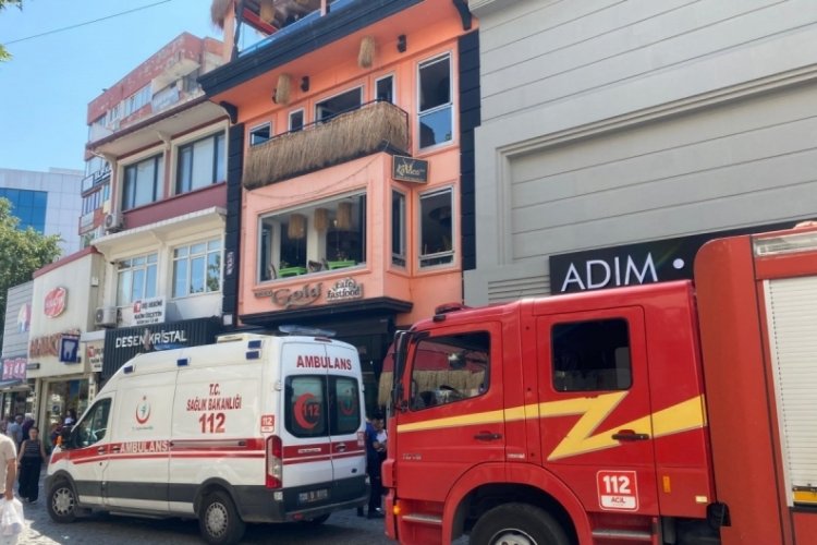 Kafede fritözden çıkan yangın paniğe neden oldu