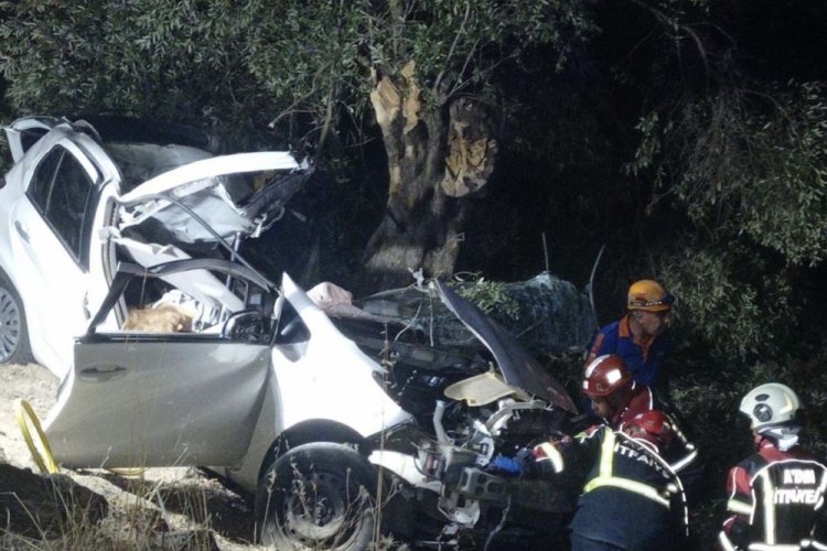  Çarpmamak için manevra yapan araç kaza yaptı