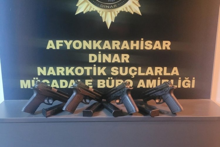 Şüpheli araçta 4 ruhsatsız tabanca ele geçirildi
