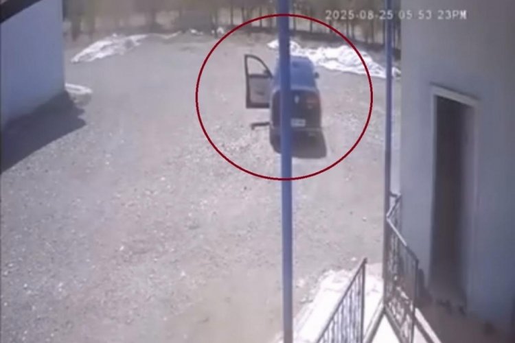El freni çekilmeyen otomobilin duvara çarptığı anlar kameraya yansıdı