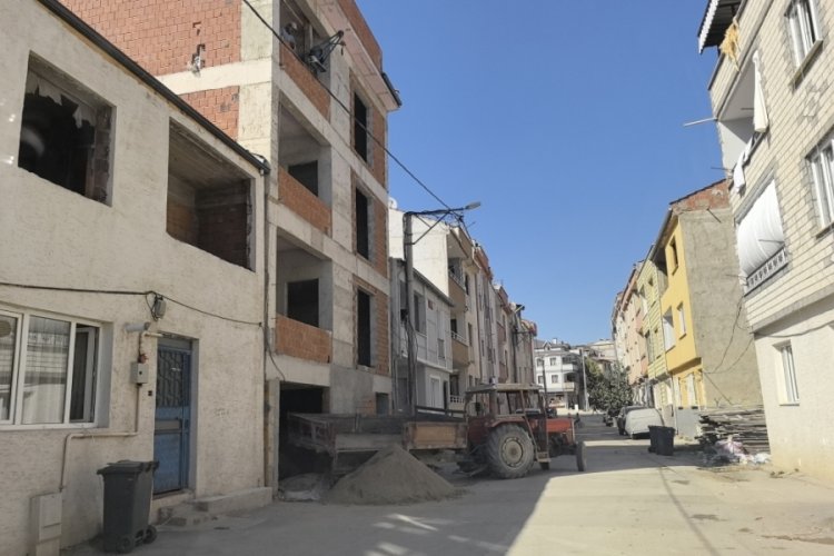 Bursa'da üzerine kum dolu demir kova düşen inşaat işçisi yaralandı