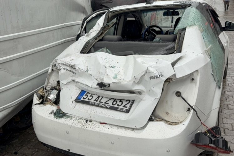 Yoldan çıkan minibüs iki araca çarparak devrildi