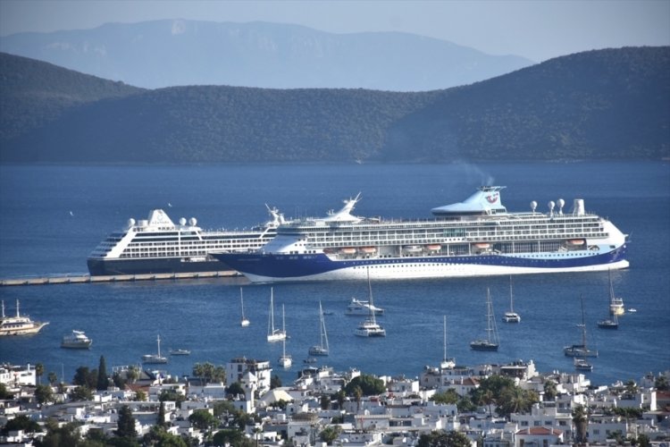 Bodrum'a iki kruvaziyer ile 2 bin 609 yolcu geldi 