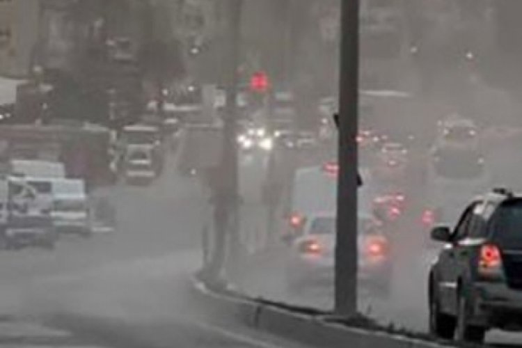 Freni arızalanan tır ortalığı birbirine kattı! Sürüklediği araçla dükkana daldı...