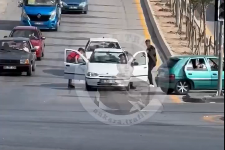 Kan donduran anlar kamerada! Yaşlı adama bıçaklı ve kılıçlı saldırı...