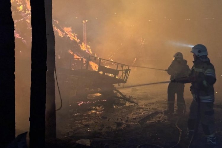 Kütahya'da yangın: 2 köy evi ve 3 samanlık yandı
