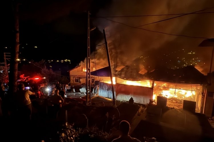 Alevler evleri sardı! Birçok konut kullanılamaz durumda....