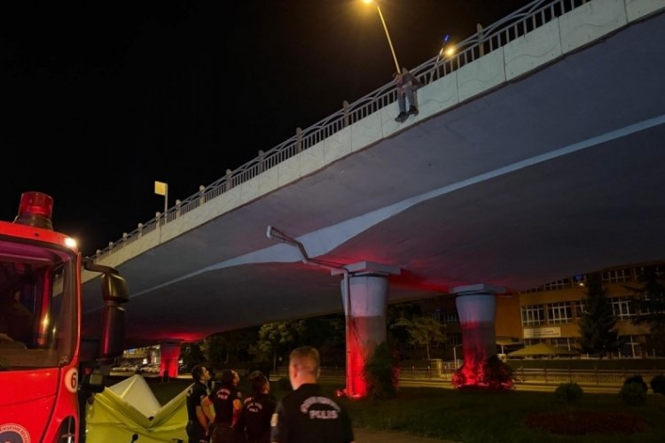 Köprüden atlamak isteyen şahsı polis ikna etti 