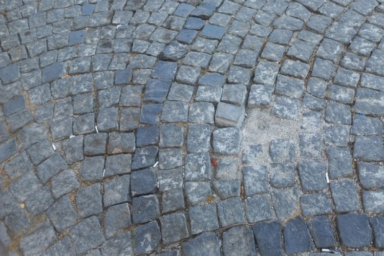 Tarihi çarşının yollarında yürümek işkenceye dönüştü