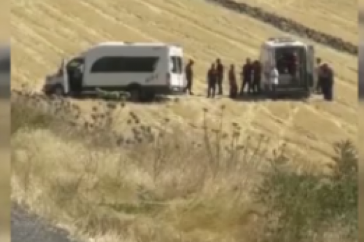  Muş'ta minibüs şarampole yuvarlandı: 1'i ağır 10 kişi yaralandı