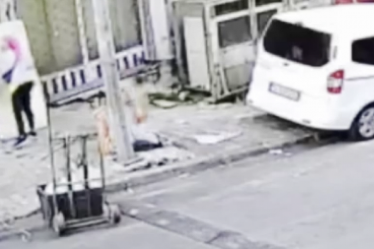 Küçük çocuğun balkondan düşme anı kamerada