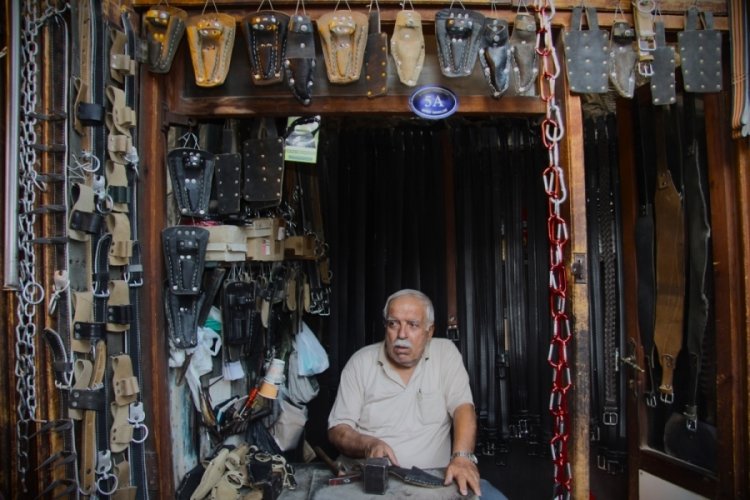 2 metrekarelik dükkanında 60 yıldır baba mesleğini yaşatıyor