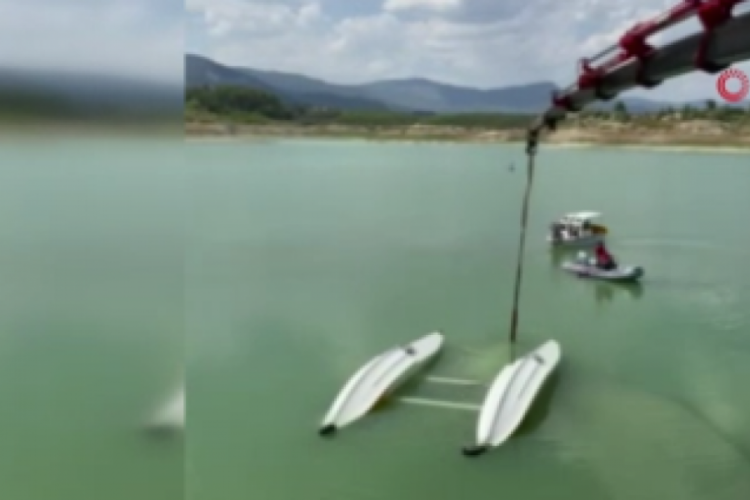 Burdur'da kırıma uğrayan eğitim uçağı vinçle çıkarıldı
