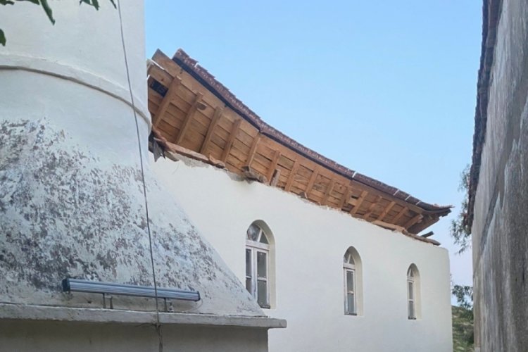 Söke Eski Doğanbey Köyü Camii'nin çatısı çöktü
