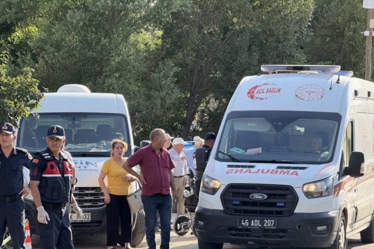 Yolun karşısına geçmeye çalışan yayalara otomobil çarptı! Ölü ve yaralılar var...