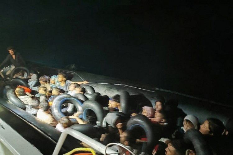 İzmir'de 43 kaçak göçmen yakalandı, sürüklenen lastik bottaki 19 göçmen de kurtarıldı