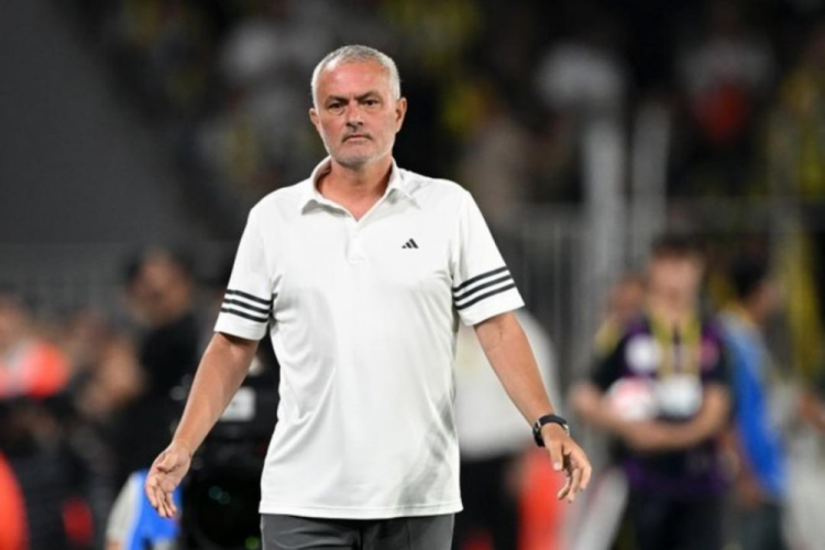 Jose Mourinho'dan, Fenerbahçe yönetimine yaylım ateşi!