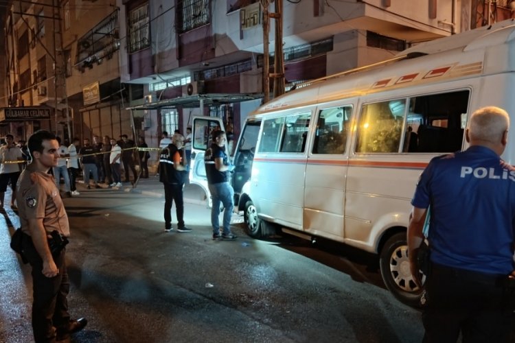 Dolmuşa silahlı saldırı düzenlendi! Sürücü metrelerce ilerlerdi ama...