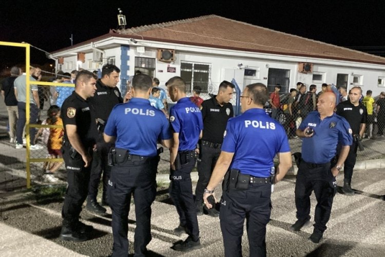Hakem kırmızı kart gösterdi, futbolcu yumrukladı