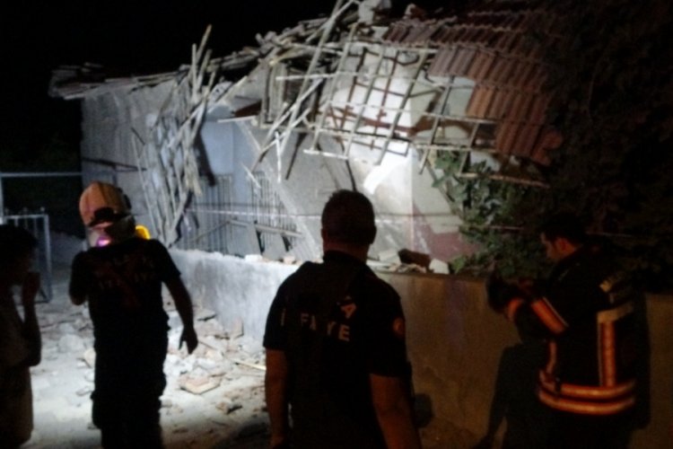 Malatya'da hasarlı evin çatısı çöktü