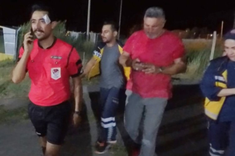 Hakem kırmızı kart gösterdi, futbolcu yumrukladı