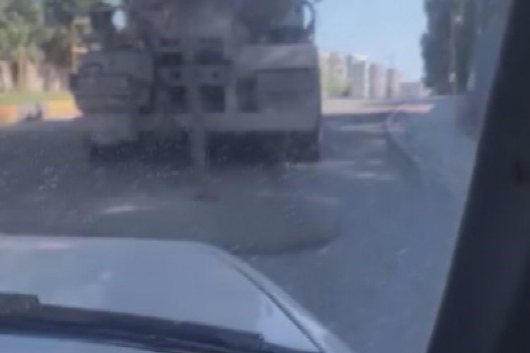 Seyir halindeki mikserin yola beton döktüğü anlar kamerada