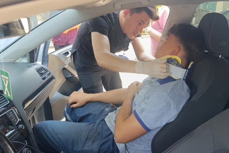 İlk tedavisi çarpıştığı otomobilde yapıldı