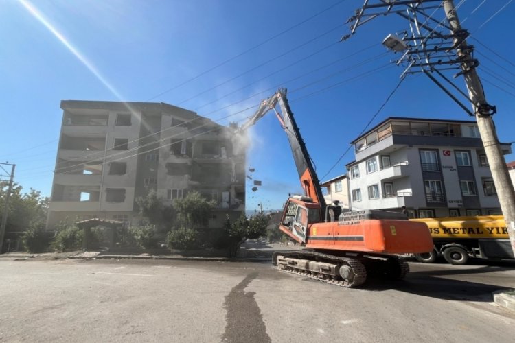 1999 depreminde ağır hasar gören binaya ilk kepçe vuruldu