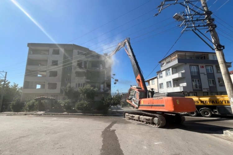 1999 depreminde ağır hasar gören binaya ilk kepçe vuruldu