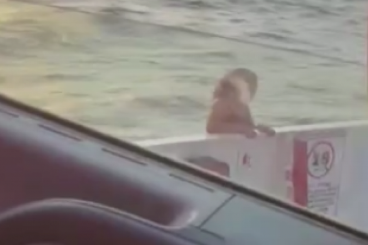 Kadın yolcu feribottan kendini denize böyle attı