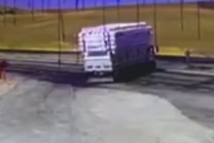 Tır ile kamyonun çarpıştığı feci kaza kamerada: 1 ölü