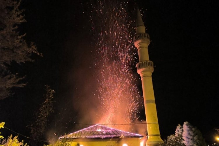 60 yıllık cami küle döndü