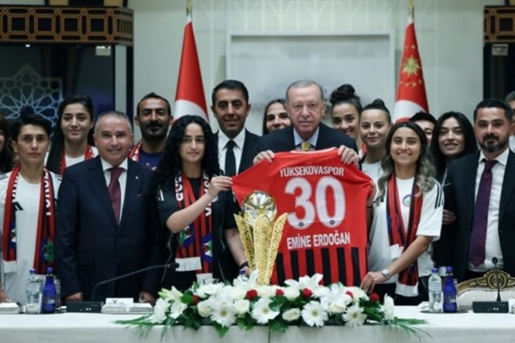 Cumhurbaşkanı Erdoğan, Yüksekovaspor'u kabul etti