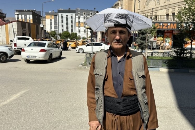 Yüksekovalı vatandaş yıllardır kafa şemsiyesiyle güneşten korunuyor