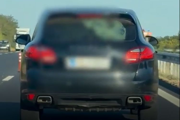 Trafikte tepki çeken görüntü! Yabancı plakalı araç çöp ata ata ilerledi...