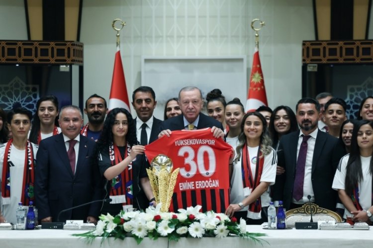 Cumhurbaşkanı Erdoğan, Yüksekovaspor Kadın Futbol Takımı'nı kabul etti