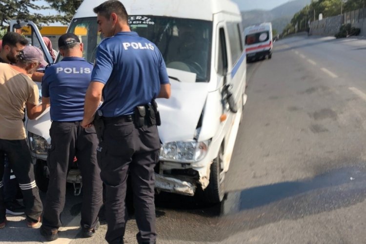 İşçi servisi ağaca çarptı: 8 yaralı var