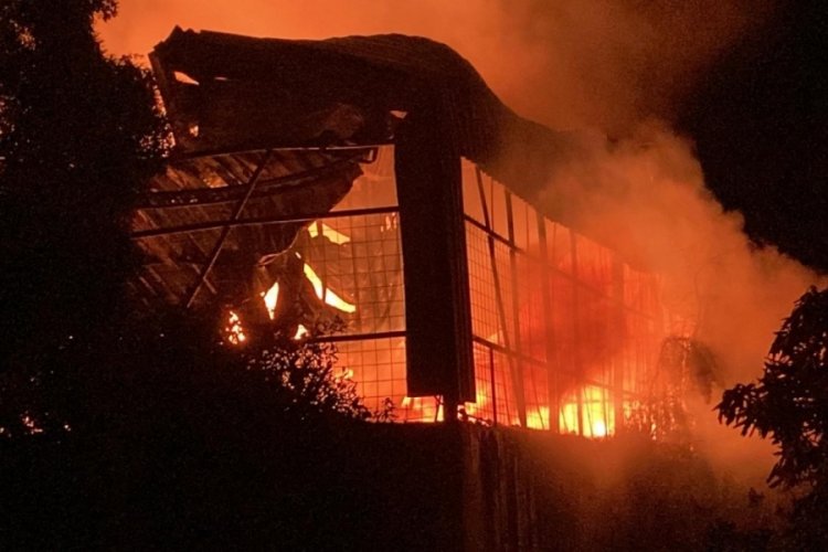 En mutlu günlerinde ev ve depoları alev alev yandı: Baba gözyaşlarını tutamadı