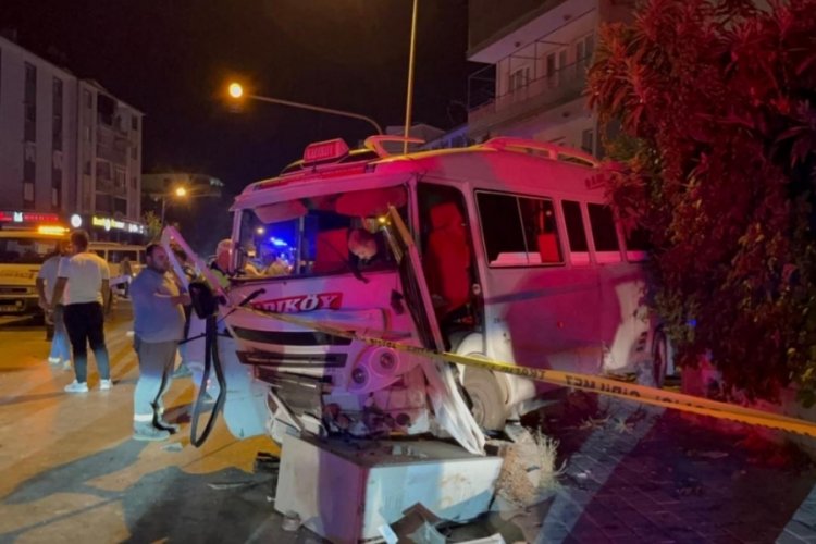 Minübüs ile otomobil çarpıştı! Çok sayıda yaralı var...